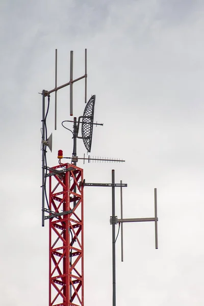 Κόκκινος Και Λευκός Πύργος Τηλεπικοινωνιών Κινητής Τηλεφωνίας — Φωτογραφία Αρχείου