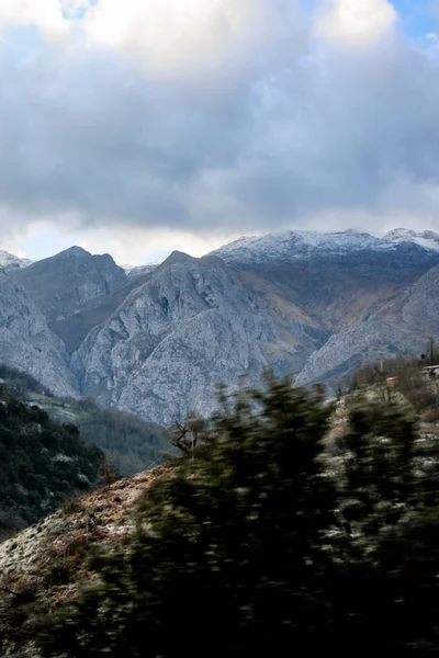 Paisaje Montaña Invierno Con Algunas Zonas Nevadas Montañas Haciendo Hermoso —  Fotos de Stock