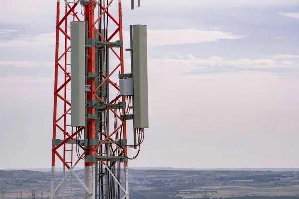 Rot Weißer Mobilfunkmast — Stockfoto