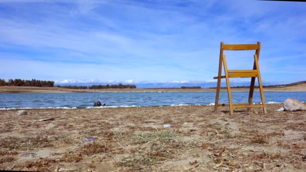 发生干旱和污染时 Valdecaas水库海岸前的木制椅子 — 图库视频影像