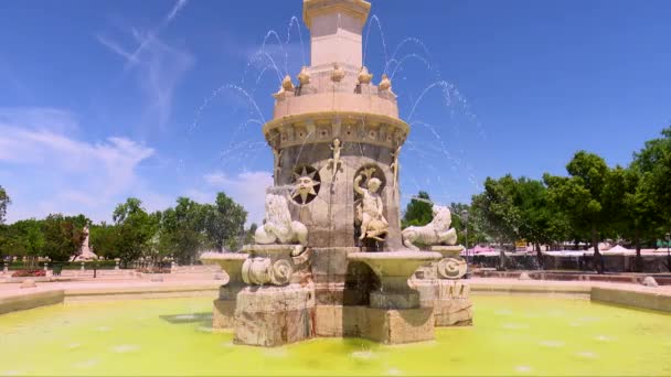 背景フォントの3つの美しい画像 暑い日のフォントの詳細 美しい庭園 金星の噴水とこの噴水の水の詳細 — ストック動画