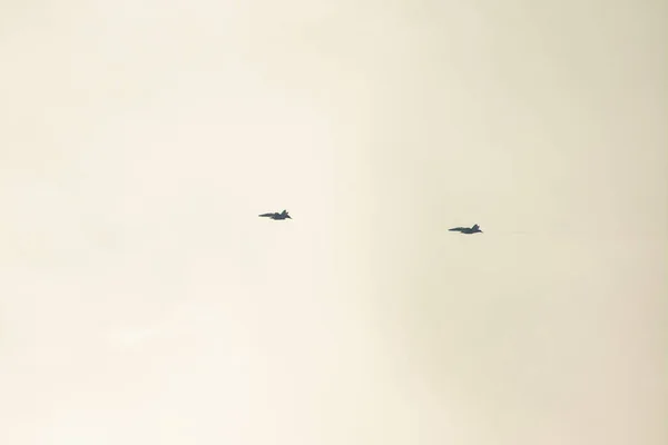 Δύο Μαχητές Που Πετούν Σχηματισμό Συννεφιασμένο Μπλε Ουρανό Στο Παρασκήνιο — Φωτογραφία Αρχείου