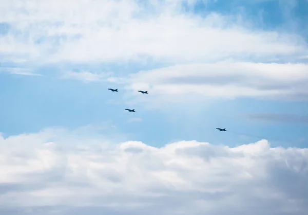 Cuatro Cazas Volando Formación Con Cielo Azul Nublado Fondo —  Fotos de Stock