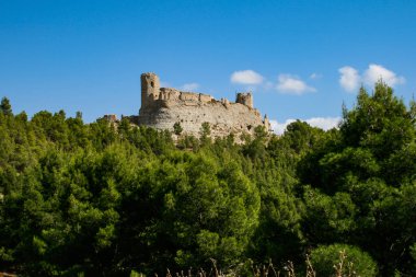 Calatayud Şatosu gazilerle ve bulutlarla çevrili güzel mavi gökyüzüyle
