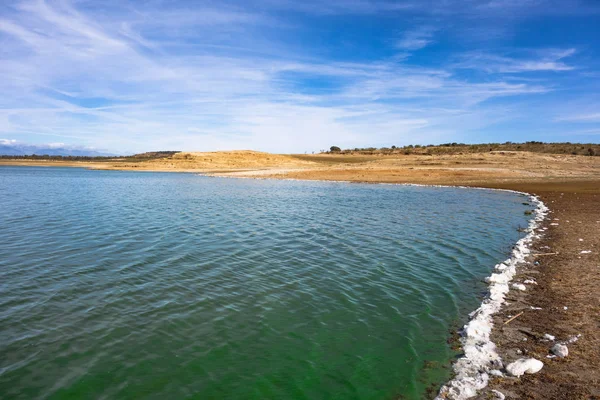 Valdecaas Reservoir Caceres Ισπανία Ακτή Μολυσμένη Λευκό Αφρό Και Πράσινο — Φωτογραφία Αρχείου