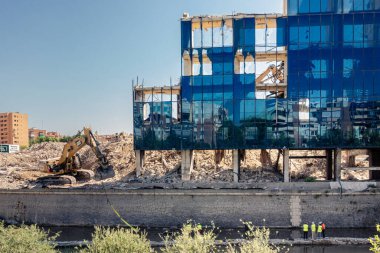 Madrid, İspanya; 05 / 30 / 2020: Bir kazıcının Madrid 'deki 