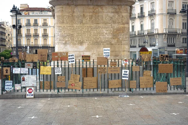 Madrid Spanien 2020 Banners Kvar Staketet Statyn Carlos Iii Torget — Stockfoto