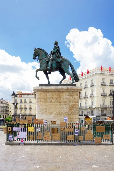 Madrid Espanha 2020 Banners Deixados Cerca Estátua Carlos Iii Praça — Fotografia de Stock