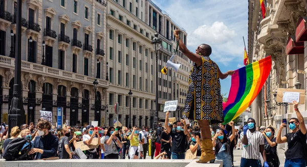 Madrid España 2020 Mujer Negra Ondeando Una Bandera Lgbt Durante — Foto de Stock