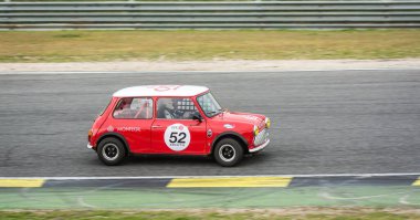 Jarama, Madrid, İspanya turu; Nisan 2016: Mini Cooper S MK3, Jarama pistinde klasik bir araba yarışı