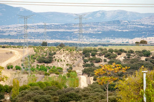 Gente Haciendo Deporte Camino Tierra Rodeado Naturaleza Grandes Torres Eléctricas —  Fotos de Stock