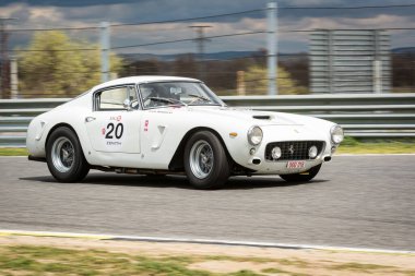 Jarama, Madrid, İspanya turu; Nisan 03 2016: Beyaz Ferrari 250 GT Berlinetta Jarama pistinde klasik bir araba yarışında