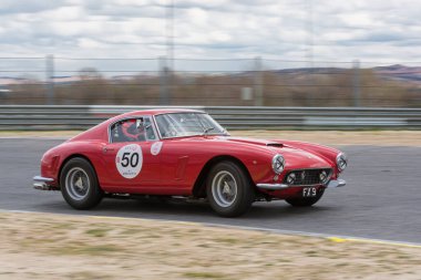 Jarama, Madrid, İspanya turu; Nisan 2016: Kırmızı Ferrari 250 GT Berlinetta Jarama pistinde klasik bir araba yarışında