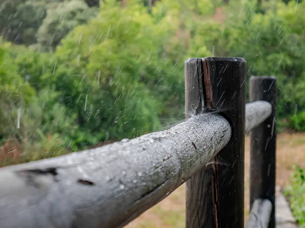 Krople Wody Rozbijają Się Rozpryskują Drewnianym Płocie Wiejskim Domu Deszczowy — Zdjęcie stockowe