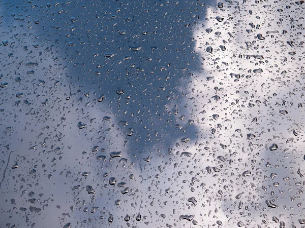 Krople Wody Maskę Metalowego Czarnego Samochodu Odbicie Chmur Nieba Burzy — Zdjęcie stockowe