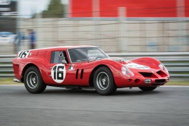 Jarama, Madrid, İspanya turu; Nisan 2016: Jarama pistinde klasik bir araba yarışında kırmızı Ferrari 250 GT Breadvan