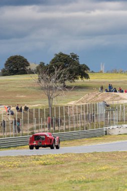 Jarama, Madrid, İspanya turu; Nisan 03 2016: Kırmızı Ferrari 250 GT Breadvan Jarama pistinde klasik bir araba yarışında arkadan görüldü