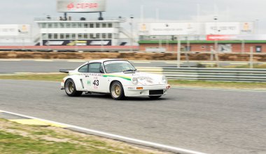 Jarama, Madrid, İspanya turu; Nisan 03 2016: Porsche 911 RSR klasik bir araba yarışında