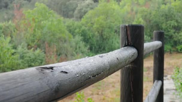 Gotas Água Batendo Salpicando Uma Cerca Madeira Uma Casa Campo — Vídeo de Stock