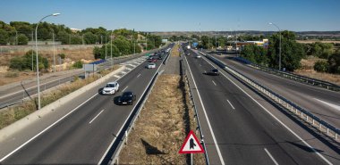 Madrid, İspanya; 06 / 21 / 2020: Madrid 'den Valencia' ya giden yol yaz aylarında çok sayıda araçla açılmıştır.