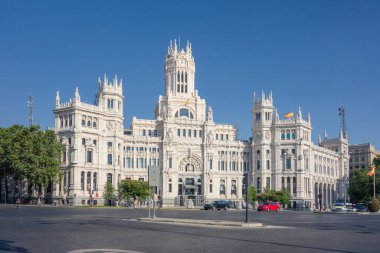 Madrid, İspanya; 07 / 19 / 2020: Cibeles Sarayı 'nın ana cephesi, Madrid belediye binası genel merkezi