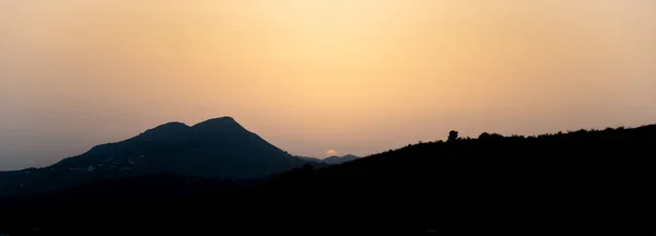 Silhueta Montanhas Como Crepúsculo Cai Com Sol Fundo Hora Laranja — Fotografia de Stock