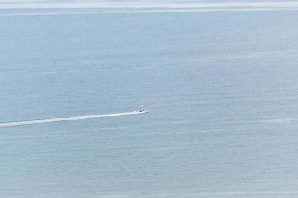 Mare Mediterraneo Con Una Piccola Barca Diporto Lasciando Sue Tracce — Foto Stock