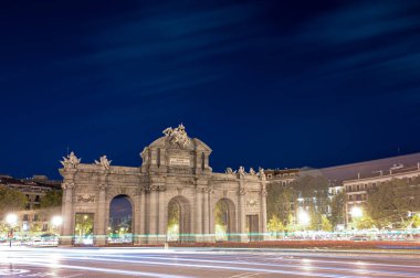 Madrid, İspanya; 08 / 06 / 2020: Madrid, İspanya 'da trafik ile Puerta de Alcala' nın gece fotoğrafı