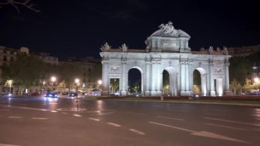 Madrid, İspanya; 06 / 08 / 2020: Madrid, İspanya 'da trafik ile Puerta de Alcala' nın 4K gece görüntüleri