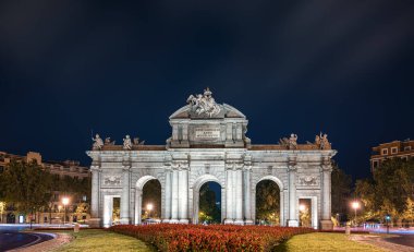 Madrid, İspanya 'da Puerta de Alcala' nın gece fotoğrafı.