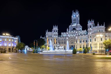 Madrid 'de Cibeles Meydanı' nı, Alcala Kapısı 'nı, Belediye Binası' nı ve Amerika 'nın Evini görebileceğimiz bir gece fotoğrafı.