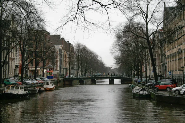 Амстердам Нідерланди 2008 Дад Канал Човнами Будинками Обидві Сторони Річки — стокове фото