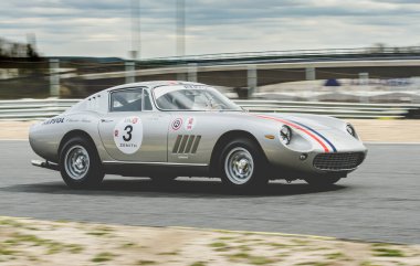 Jarama, Madrid, İspanya turu; Nisan 2016: Ferrari 275 GTB Jarama pistinde klasik bir otomobil yarışı