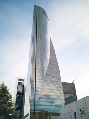 Madrid, İspanya; 09 / 13 / 2020: Kısa süre sonra İspanya 'nın Madrid kentindeki dört kulenin kompleksine ait Torre Espacio binası