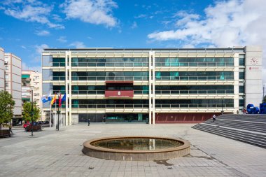 Fuenlabrada, Madrid, İspanya; 09 / 21 / 2020: Madrid 'in güneyinde Covid-19 nedeniyle hareketliliğe kısıtlamaların uygulandığı yerlerden biri olan Fuenlabrada Belediye Binası 