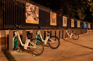 Madrid, İspanya; 08 / 06 / 2020: Kamu kullanımı için elektrik bisikletleri, şarj istasyonlarında tamamen şarj olup olmadıklarını gösteren ışıklarla Bicimad adı verilir