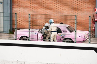 Jarama, Madrid, İspanya turu; Nisan 03 2016: Jarama pistinde klasik bir araba yarışında Ford Mustang 289 'da pit sürücüsü değişti 
