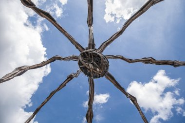 Bilbao, Pais Vasco, İspanya; 07 / 13 / 2016; Nadir (alçak açı) Guggenheim Müzesi 'nin yanındaki bronz, çelik ve mermerden yapılmış Anne heykeli