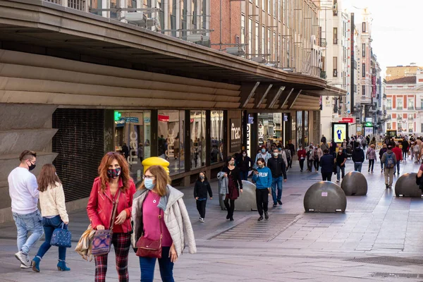 Madrid España 2020 Calle Comercial Preciados Llena Gente Comprando Pesar —  Fotos de Stock