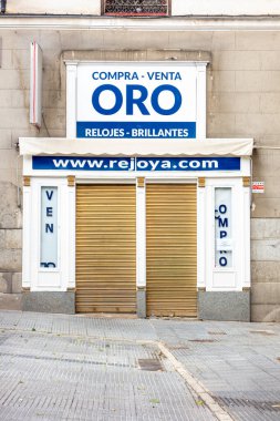 Madrid, İspanya; 10 / 02 / 20202: Altın alım ve satım mağazalarından biri, covid-19 salgınından kaynaklanan ekonomik kriz nedeniyle kapandı