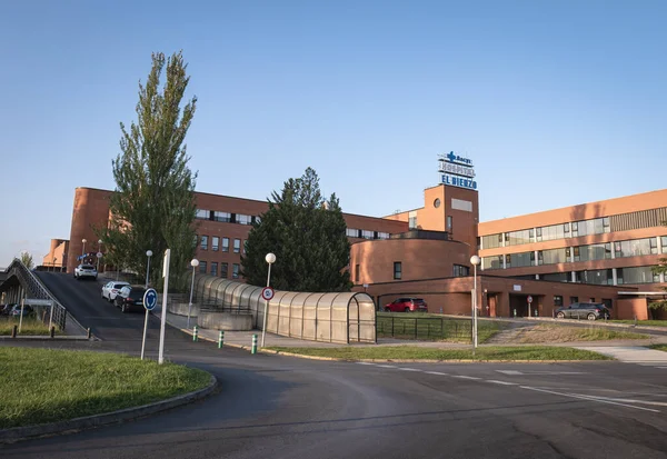 Ponferrada, Leon, İspanya, 09-04-2025: El Bierzo Üniversitesi Hastanesi (HUBI), Ponferrada şehrinde bulunan ve Castilla y Len 'in bölgesel sağlık müdürlüğüne (SACYL) bağlı bir sağlık merkezi.)