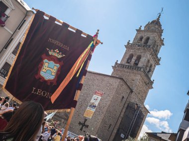Ponferrada, Leon, İspanya; 09-08-2025: Festivaller sırasında La Encina Bazilikası 'nın yanındaki folklor derneğine bağlı Ponferrada armalı kumaş pankart