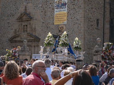 Ponferrada, Leon, İspanya; 09-08-2025: Bierzo 'nun koruyucu azizi Virgen de la Encina (La Morenica) geçit töreni, kalabalıklar Meryem Ana' nın Bazilika 'dan ayrılışını ve Ponferrada sokaklarına gidişini izlerken
