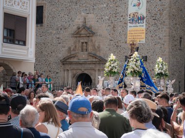 Ponferrada, Leon, İspanya; 09-08-2025: Bierzo 'nun koruyucu azizi Virgen de la Encina (La Morenica) geçit töreni, kalabalıklar Meryem Ana' nın Bazilika 'dan ayrılışını ve Ponferrada sokaklarına gidişini izlerken