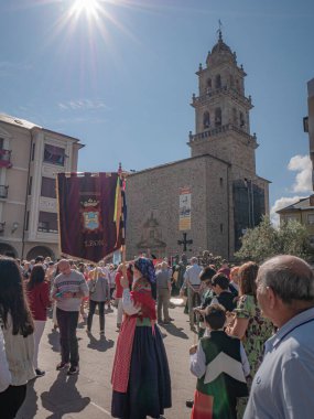 Ponferrada, Leon, İspanya; 09-08-2025: Festivaller sırasında La Encina Bazilikası 'nın yanındaki folklor derneğine bağlı Ponferrada armalı kumaş pankart