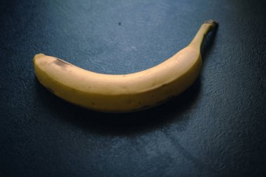 Siyah bir arka plan üzerinde güzel muz