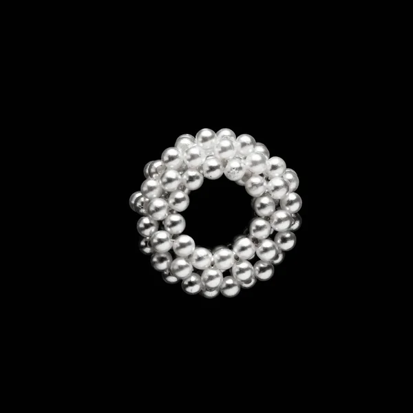 Перламутровый браслет на черном фоне — стоковое фото