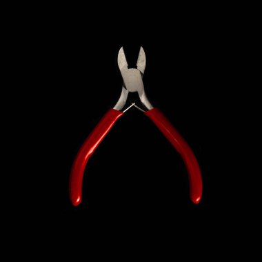 Siyah arka plan üzerinde kullanılan tel kesiciler