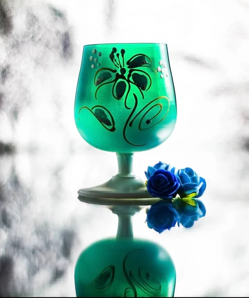 Glas Med Blommor Spegeln Suddig Bakgrund — Stockfoto