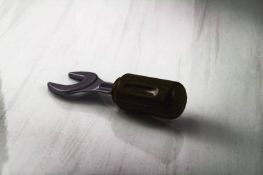 Beyaz mermer bir çocuk oyuncak anahtarı